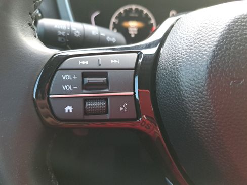 Used 2025 Honda Pilot Touring image 17