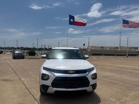 Used 2022 Chevrolet TrailBlazer LT w/ Confidence II Package FWD image 4