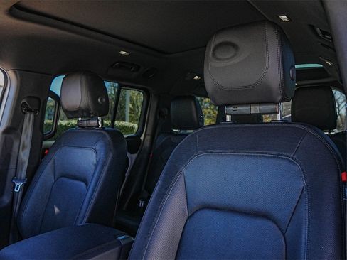 Used 2024 Land Rover Defender 130 X-Dynamic SE image 10