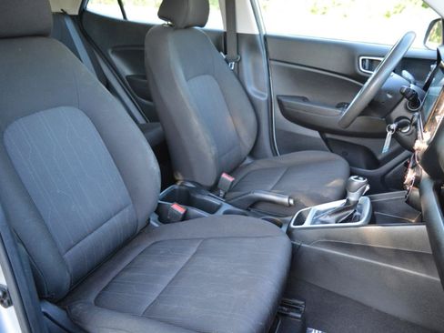 Used 2021 Hyundai Venue SE FWD image 17