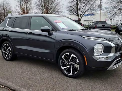 Used 2024 Mitsubishi Outlander SE image 2