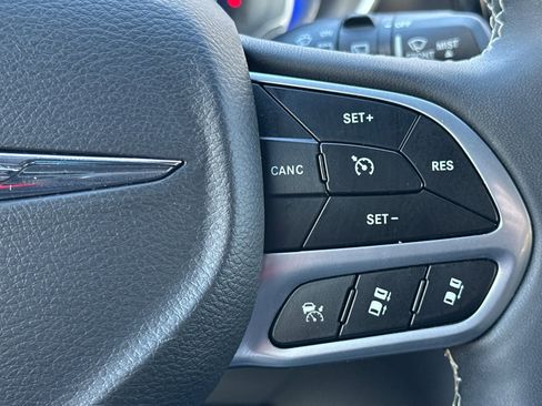 Used 2024 Chrysler Pacifica Touring-L image 27