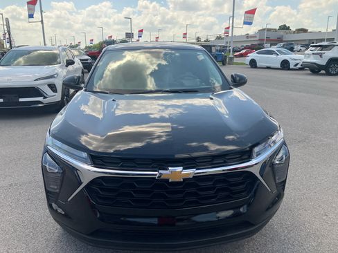 Used 2026 Chevrolet Trax LS w/ LS Convenience Package FWD image 2
