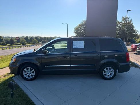 Used 2012 Chrysler Town & Country Touring w/ Entertainment Group #1 FWD image 6