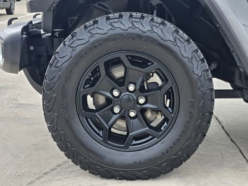 Used 2021 Jeep Gladiator Sport image 13