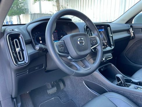 Used 2025 Volvo XC40 B5 Core image 9
