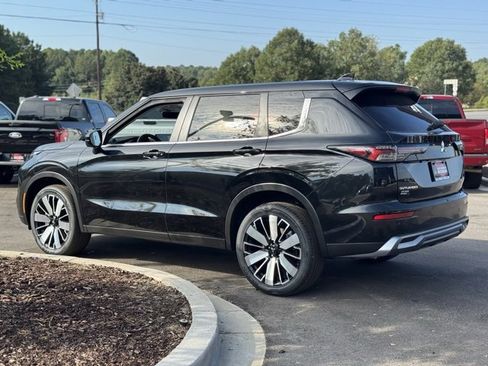 New 2025 Mitsubishi Outlander SE image 8