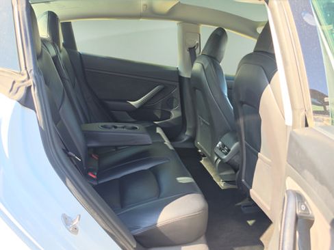 Used 2022 Tesla Model 3 Long Range AWD/4WD image 32