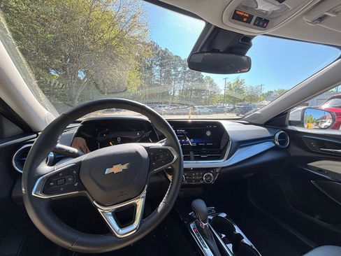 Used 2025 Chevrolet Trax LT w/ LT Convenience Package FWD image 34