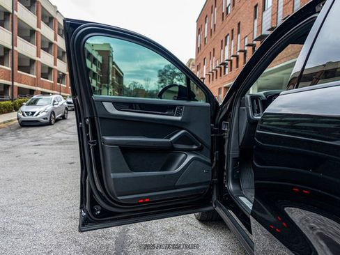 Used 2024 Porsche Cayenne Coupe image 29