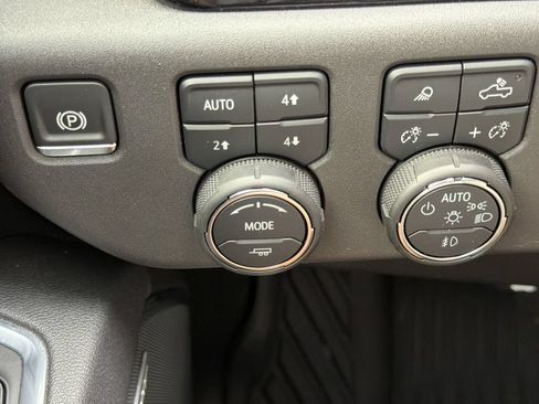 Used 2025 Chevrolet Silverado 1500 LT Trail Boss w/ LT Trail Boss Premium Package AWD/4WD image 11