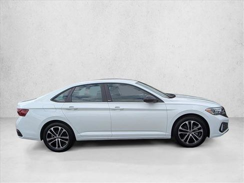 Used 2024 Volkswagen Jetta Sport image 9