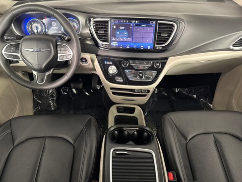 Used 2024 Chrysler Pacifica Touring-L image 10