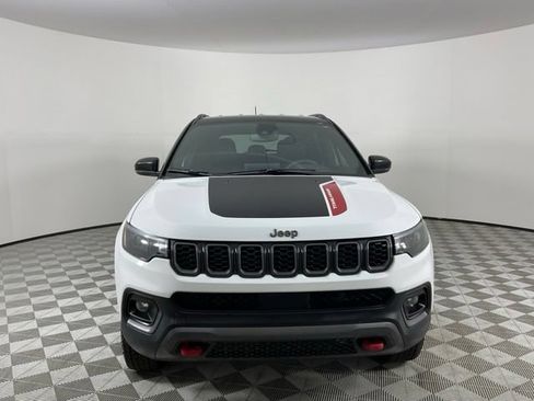 Used 2025 Jeep Compass Trailhawk AWD/4WD image 4
