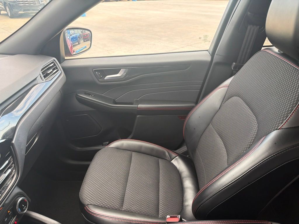 Used 2025 Ford Escape ST-Line Select AWD/4WD image 25
