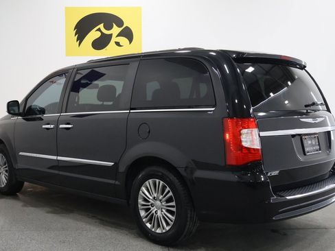 Used 2016 Chrysler Town & Country Touring-L image 9