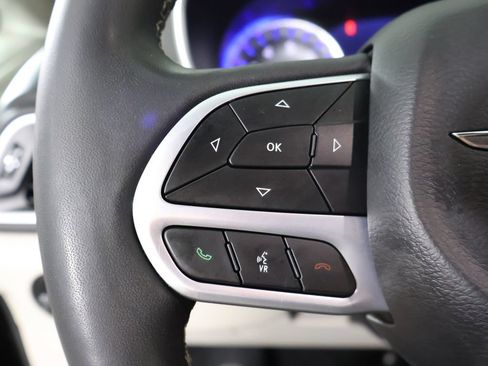Used 2024 Chrysler Pacifica Touring-L FWD image 43
