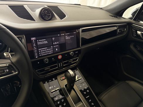 Certified 2025 Porsche Macan image 18