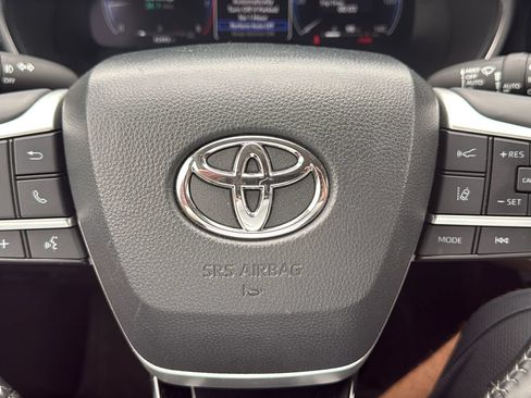 Certified 2024 Toyota Highlander Platinum AWD/4WD image 12
