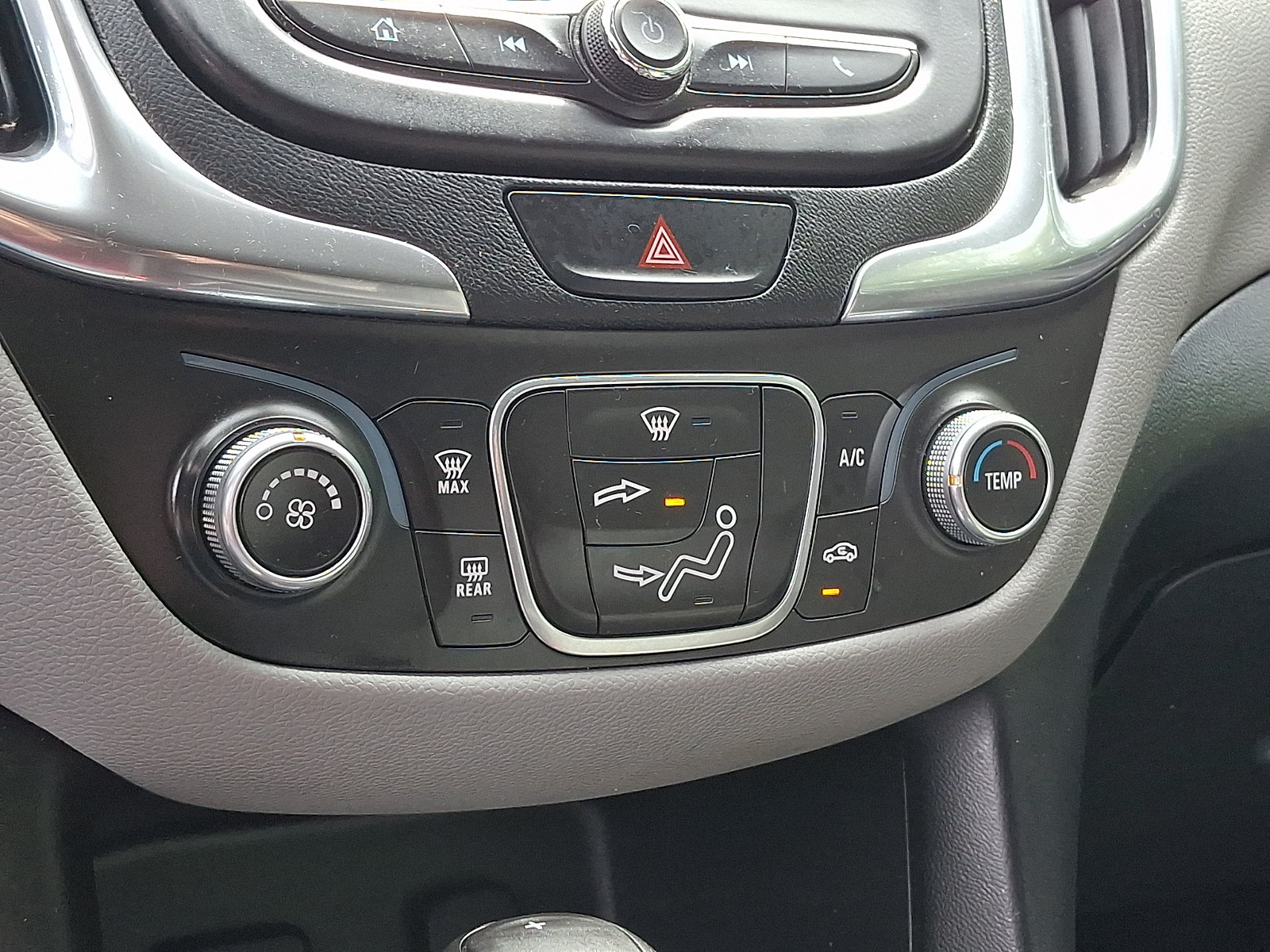 Used 2018 Chevrolet Equinox LS AWD/4WD image 16