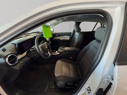 New 2025 Chevrolet Trax LT w/ Driver Confidence Package image 30