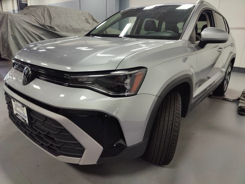 Used 2025 Volkswagen Taos SE image 8