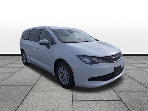 Used 2023 Chrysler Voyager LX FWD image 3
