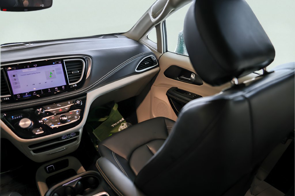 Used 2024 Chrysler Pacifica Limited FWD image 28