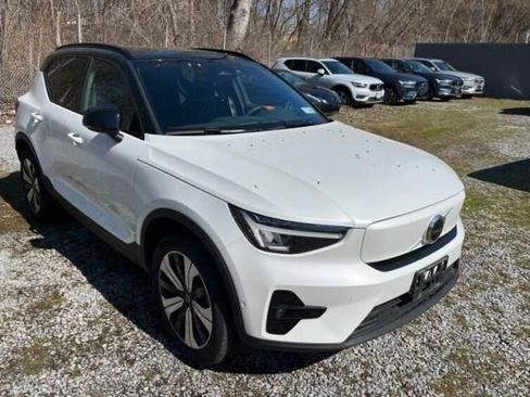 Used 2023 Volvo XC40 Recharge Plus image 2