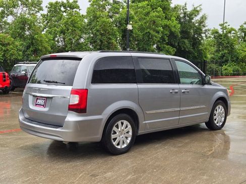 Used 2014 Chrysler Town & Country Touring image 4