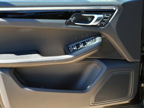 Used 2024 Porsche Macan image 7