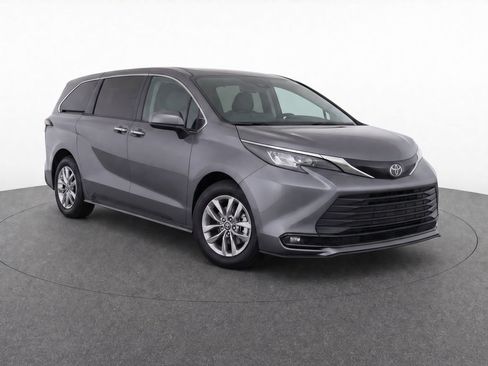 Used 2025 Toyota Sienna XLE FWD image 2