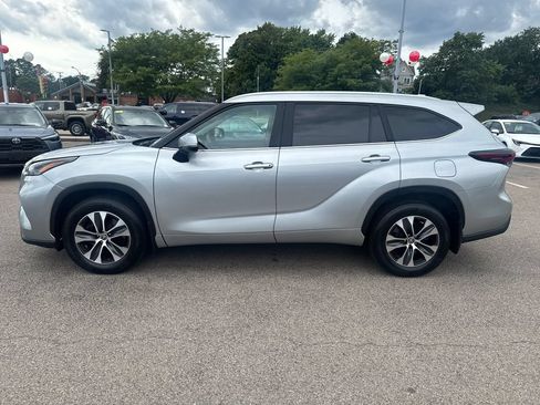 Used 2024 Toyota Highlander XLE AWD/4WD image 4