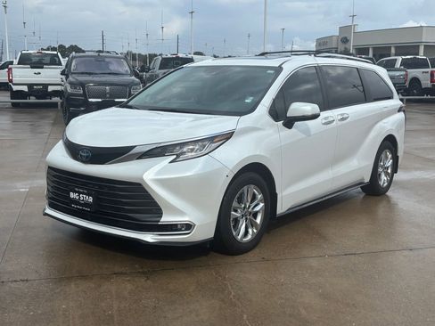 Used 2023 Toyota Sienna Limited image 9