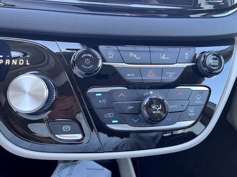 Used 2024 Chrysler Pacifica Touring-L FWD image 19