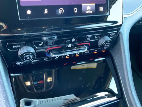 New 2025 Jeep Grand Cherokee Altitude AWD/4WD image 18
