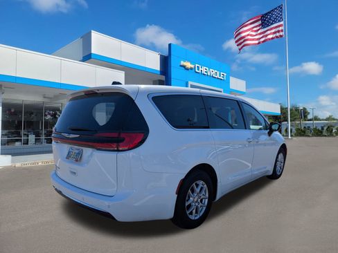 Used 2024 Chrysler Pacifica Touring-L image 4