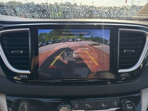 Used 2023 Chrysler Pacifica Touring-L FWD image 17
