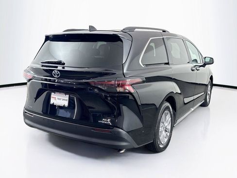 Certified 2024 Toyota Sienna XLE FWD image 2