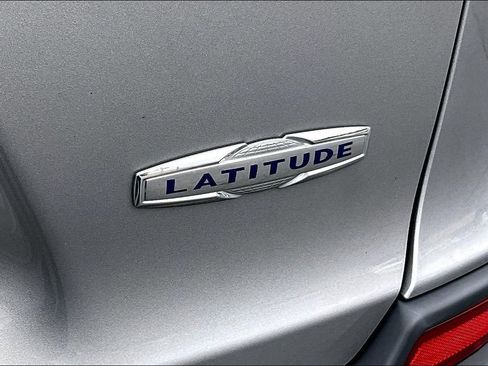 Used 2019 Jeep Cherokee Latitude w/ Popular Appearance Group image 8