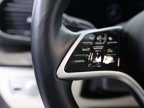 Used 2025 Mercedes-Benz GLS 450 4MATIC image 12