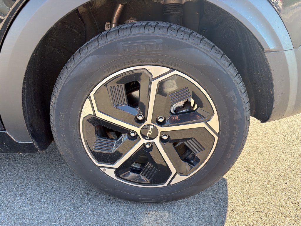 Used 2025 Kia Niro EX FWD image 5