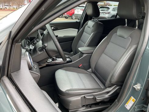 Used 2025 Chevrolet Trax LT w/ LT Convenience Package image 14