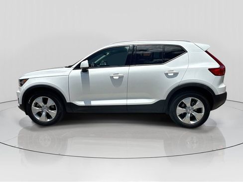 Used 2021 Volvo XC40 T4 Momentum w/ Premium Package FWD image 4