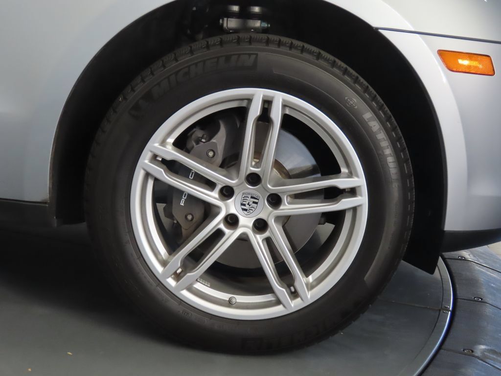 Certified 2026 Porsche Macan AWD/4WD image 11