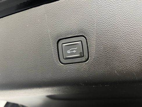 Used 2020 Chevrolet Traverse LT image 19