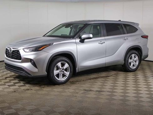 Used 2024 Toyota Highlander LE AWD/4WD image 7