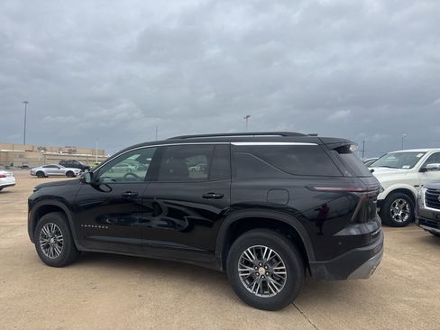 Used 2025 Chevrolet Traverse LT image 11