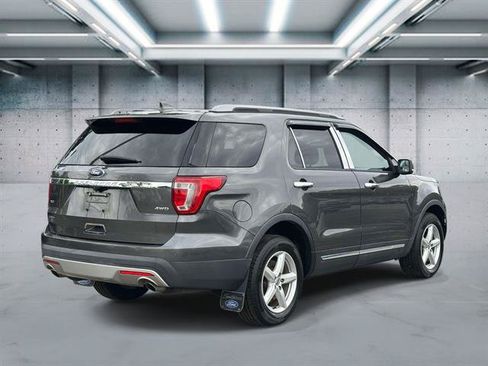 Used 2017 Ford Explorer XLT w/ Equipment Group 202A AWD/4WD image 5