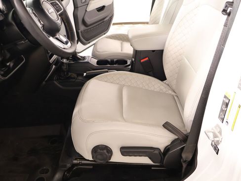 Used 2023 Jeep Gladiator Overland image 12